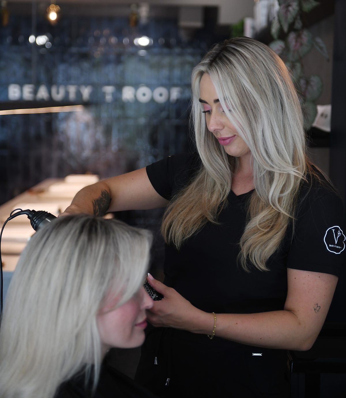 Veronique van HairstudioV aan het werk bij Eems Beauty 1 Roof